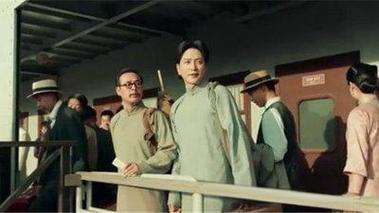 我军派李漠去侦察敌飞机场，火车上，她认识了敌电台台长的母亲。
 
这是1945年