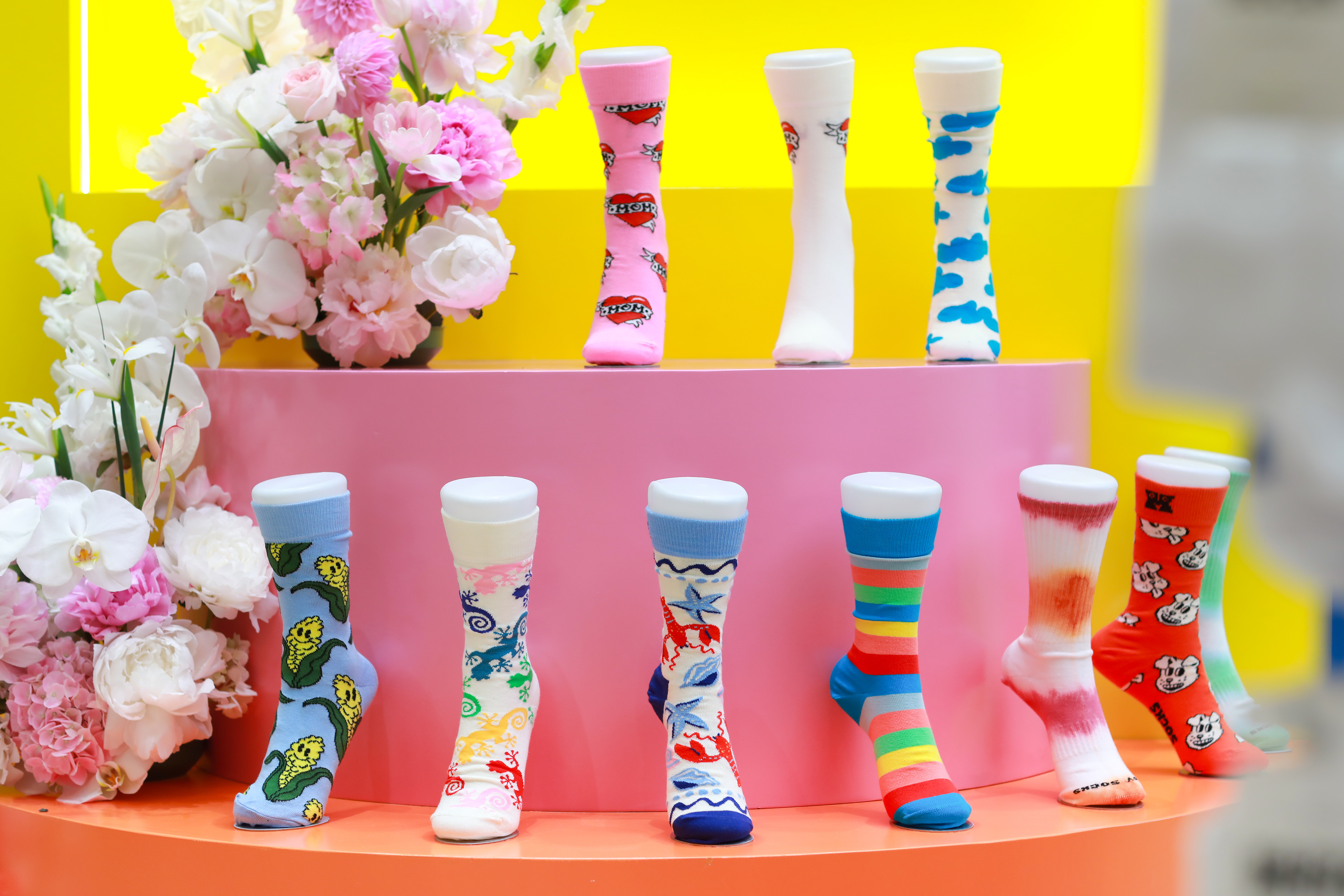 周末快乐啊！最近逛成都万象城，被 Happy Socks 新店狠狠拿捏住了。整家