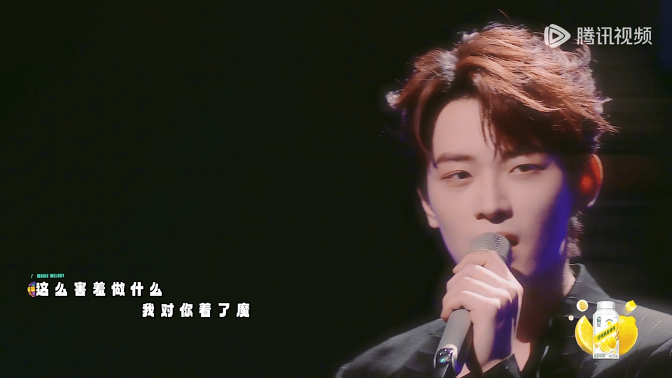 上一次把权杖玩这么帅的还是张凌赫 张凌赫掌控全场，蔡淇握权杖勾人心！金丝眼镜太杀