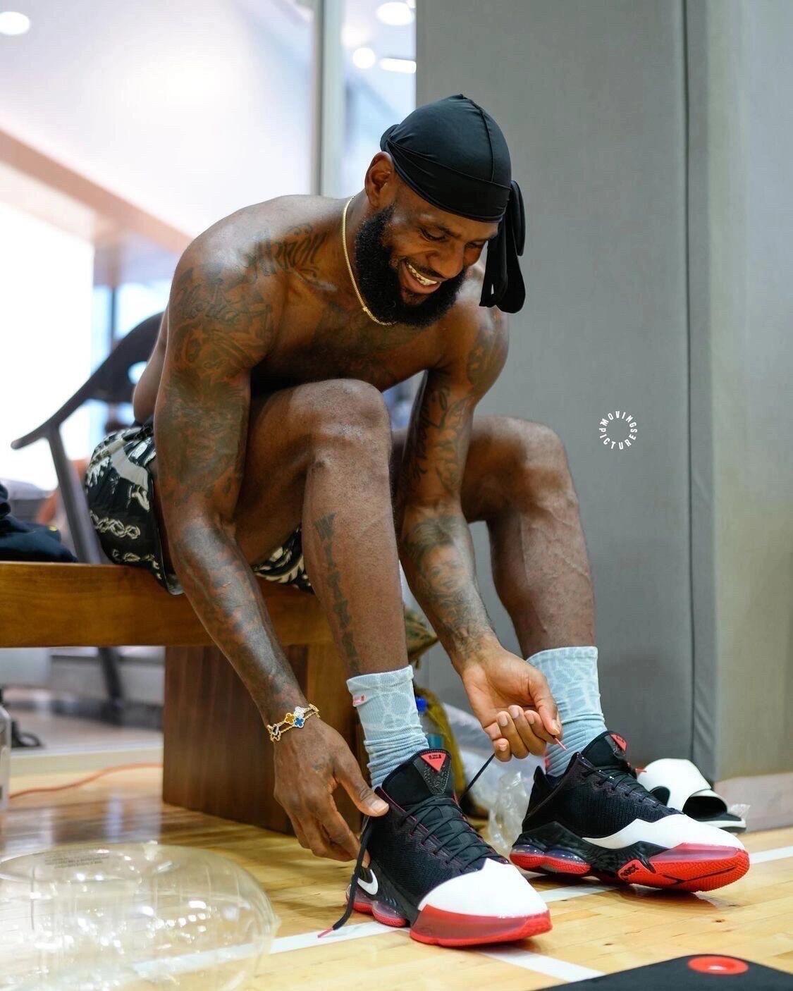 爱美之心，人皆有之，乐邦也是戴上花手链了。 