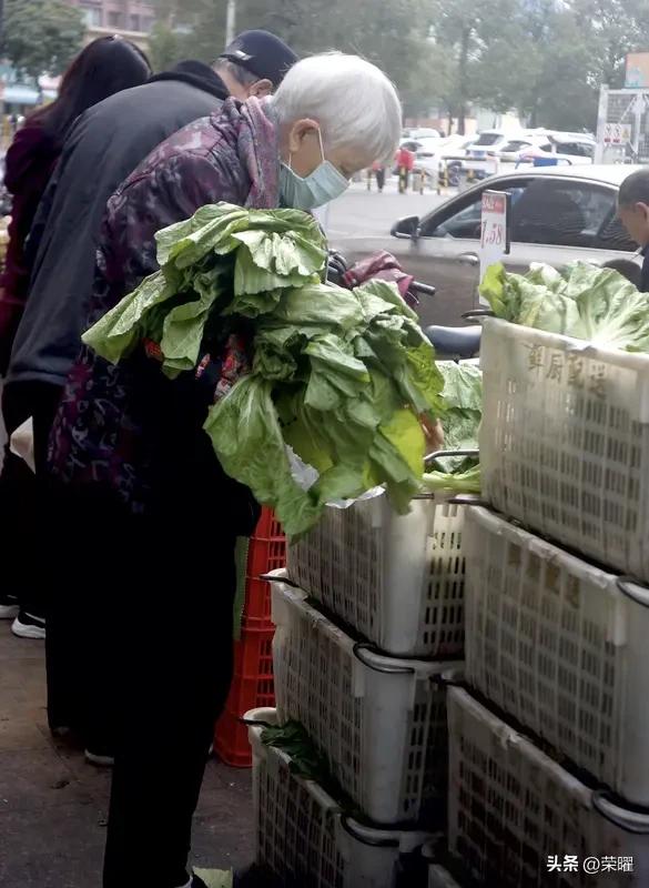 搞钱，搞钱
都说35岁以后不好找工作。

离职后的王姐，在小区群发消息：
早8点