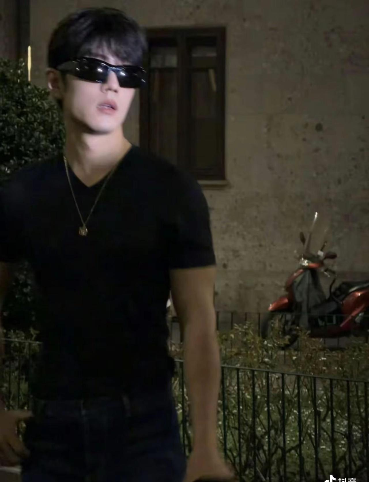 肖战 肖战顺顺利利 肖战米兰时装周 肖战王一博