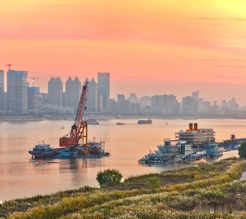 2025年即将走过，回望这一年，美丽的江城向我们交出了满意的答卷。这座英雄之城，