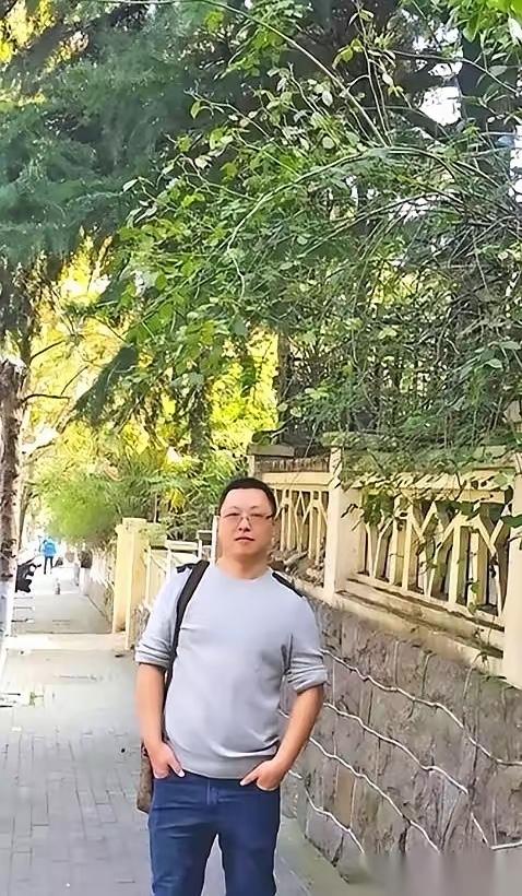 4月3日，青岛。46岁的刘海波，人没了。
家里顶梁柱塌了，留下三个娃，一个刚上小