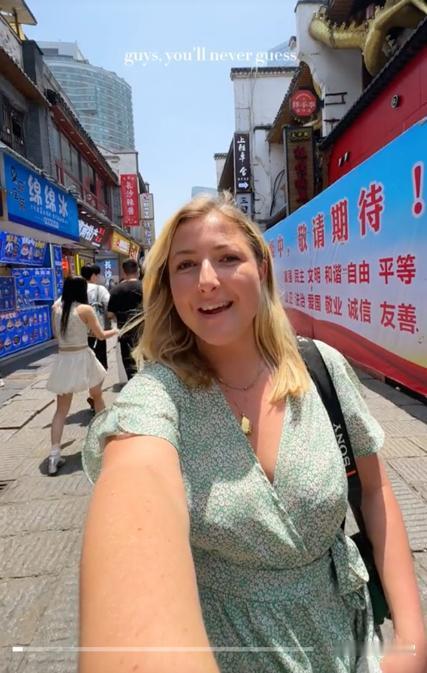 近两年来，大批外国博主在YouTube、TikTok等海外社交平台，全程用中文拍