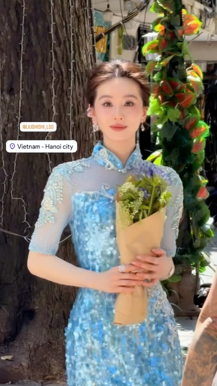 刘诗诗ig快拍分享夏日炎炎，她仿佛一阵清风吹拂人比花娇 