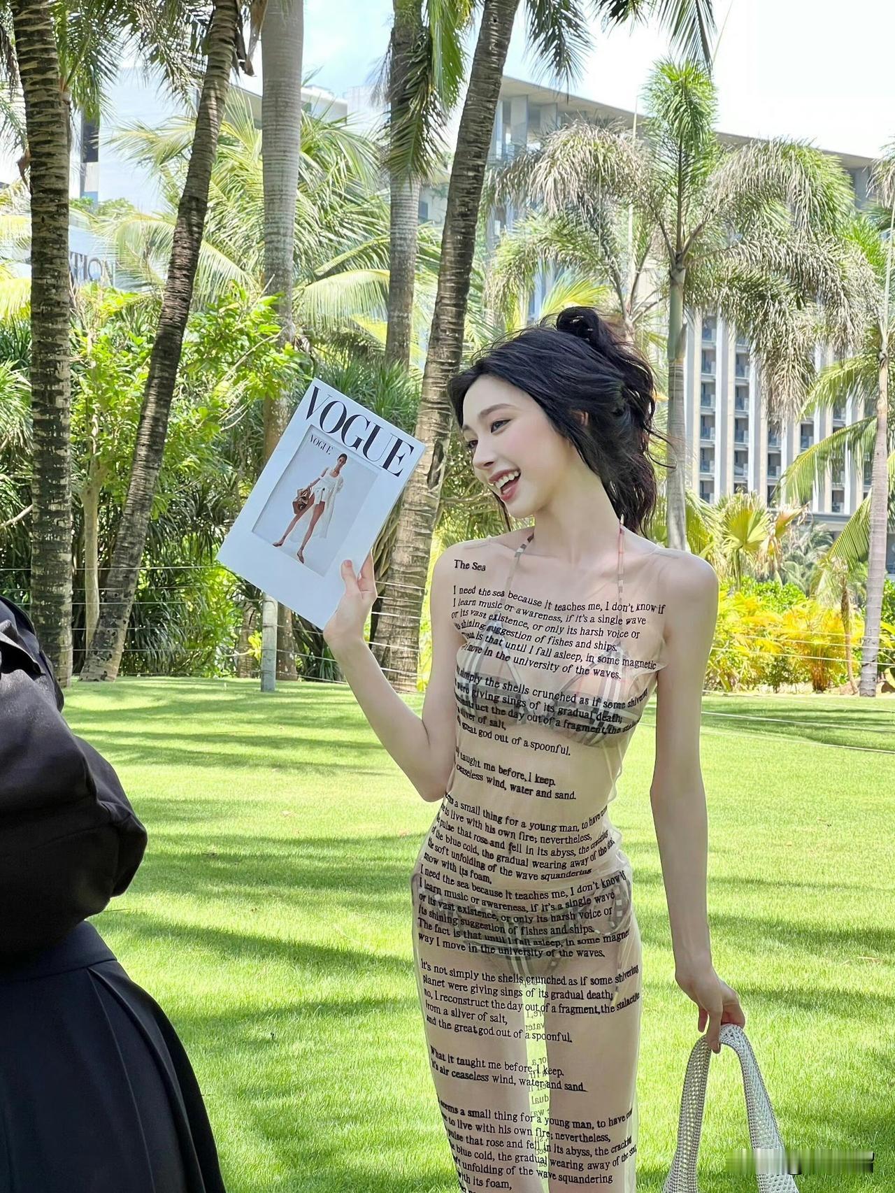 易梦玲不愧是“纯欲风天花板”！
明明是公认的纯欲标杆，穿搭、气质、镜头感样样封神