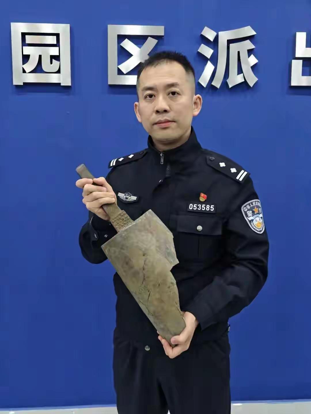 太意外！收废品老夫妻捡个"铁疙瘩"，竟是千年国宝，专家：价值连城
 
浙江湖州一