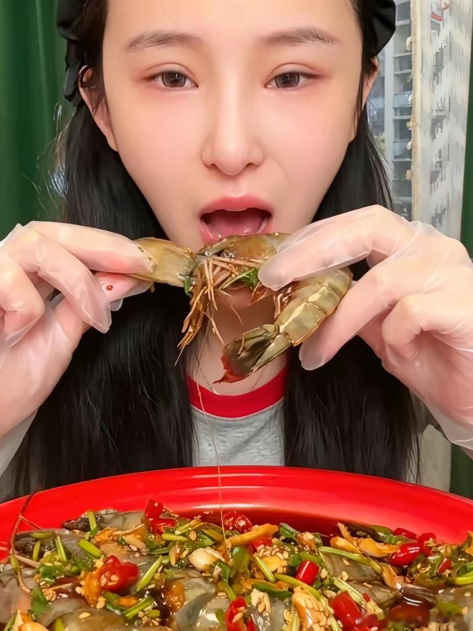 太可惜！百万网红吃播莹莹，永远停下了干饭的脚步谁能想到，镜头里那个开怀大口干饭的