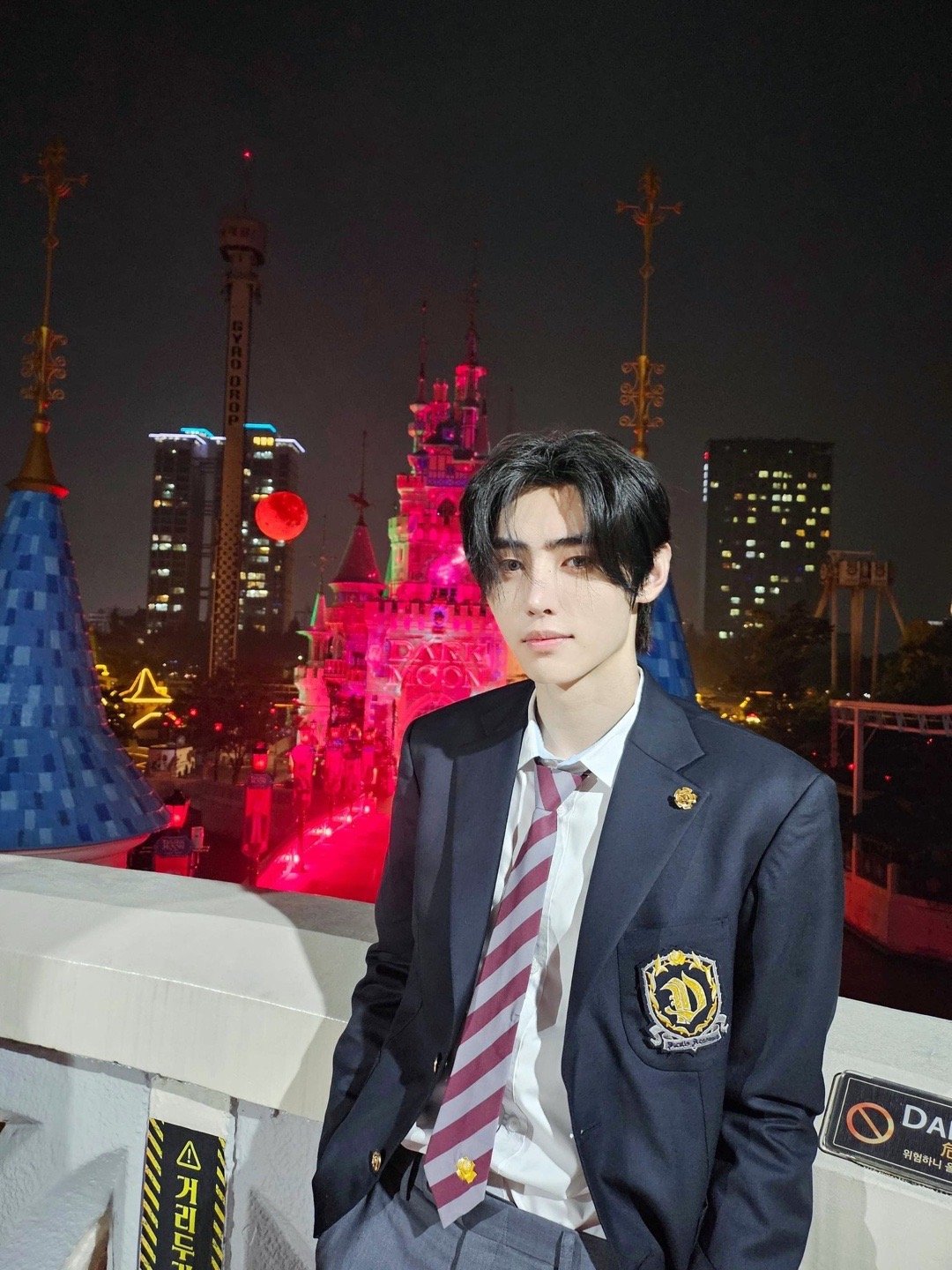 训训照片潜台词 展示一下脸蛋 展示一下下颚 再展示一下把校服崩紧的宽肩 ​​​