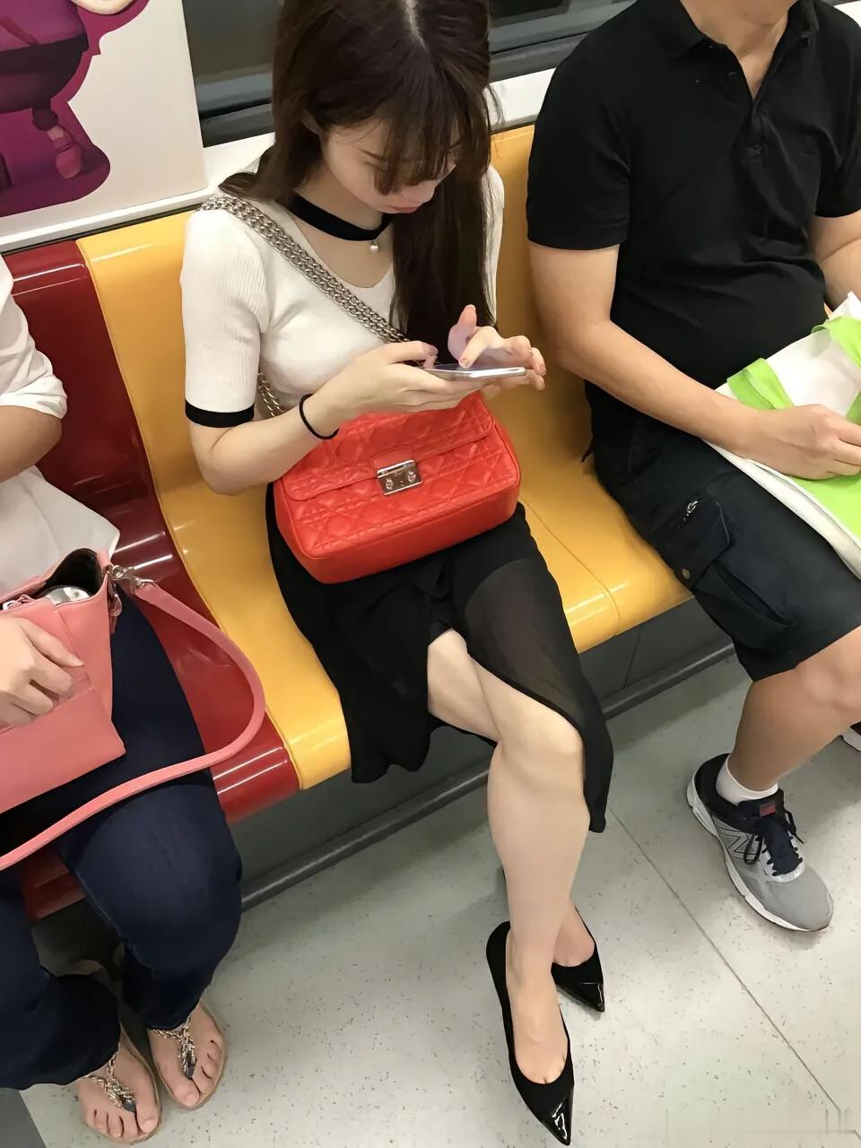 偏口平底鞋露趾缝，这回肯定没穿丝袜！ ​​​