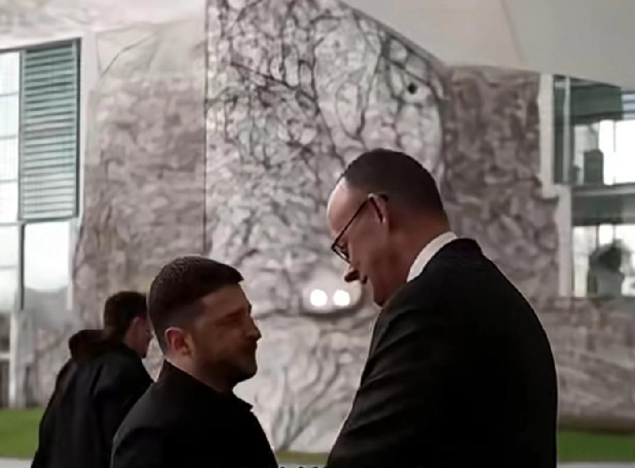 世界总是充满戏剧性，乌克兰好像过家家一样，丢失了大片领土，到头来什么也没有得到，