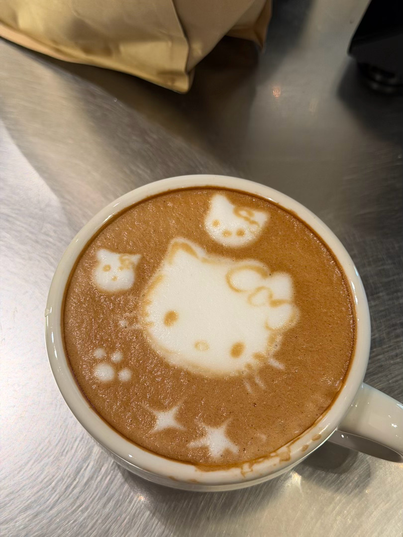 今天学雕花kitty咧！请无奖竞猜哪个是我画的 原味鸡仅用0.1秒猜出了 