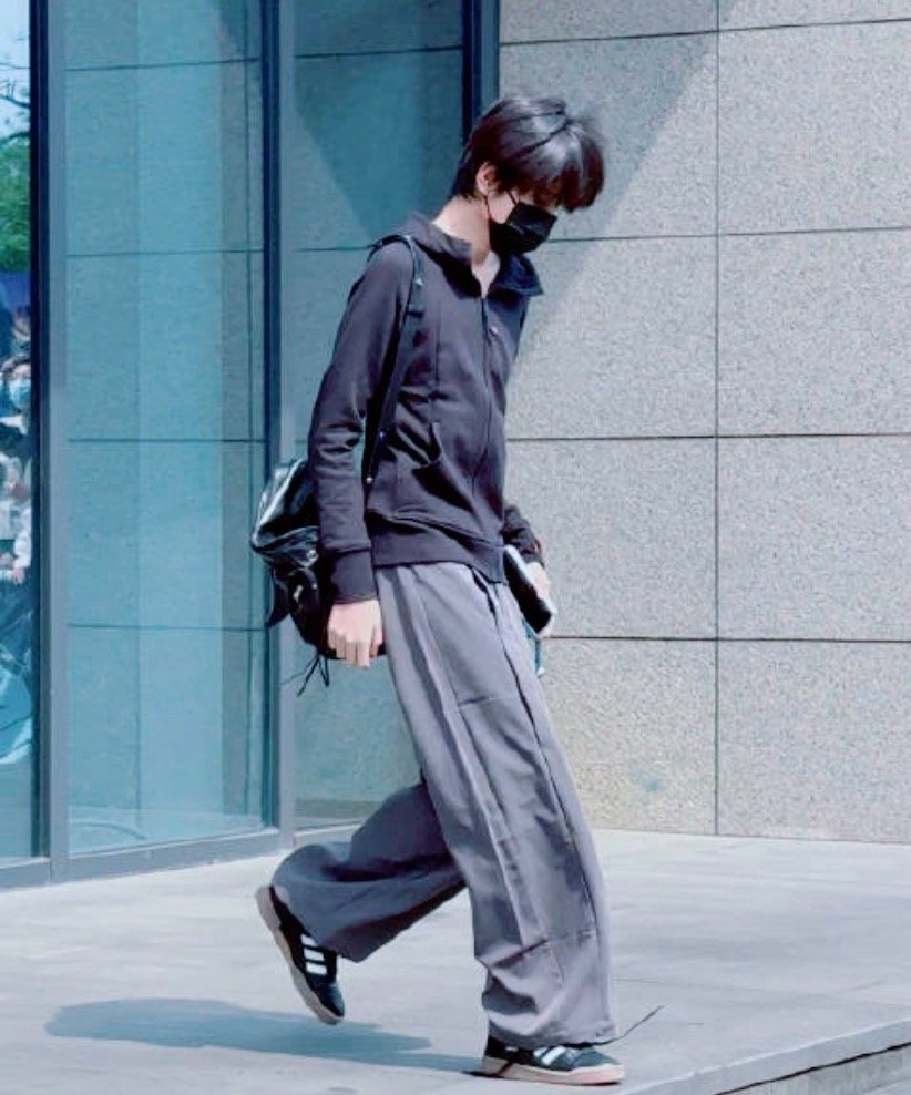 王橹杰穿lululemon王橹杰纸片人身材救命！王橹杰上班路透也太绝了🤣！一身
