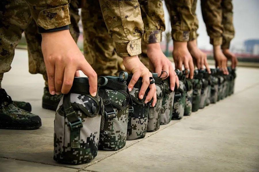 提干学员在培训期间，享受供给制待遇，无需缴纳学费。不仅能免费领取军装、被褥及生活