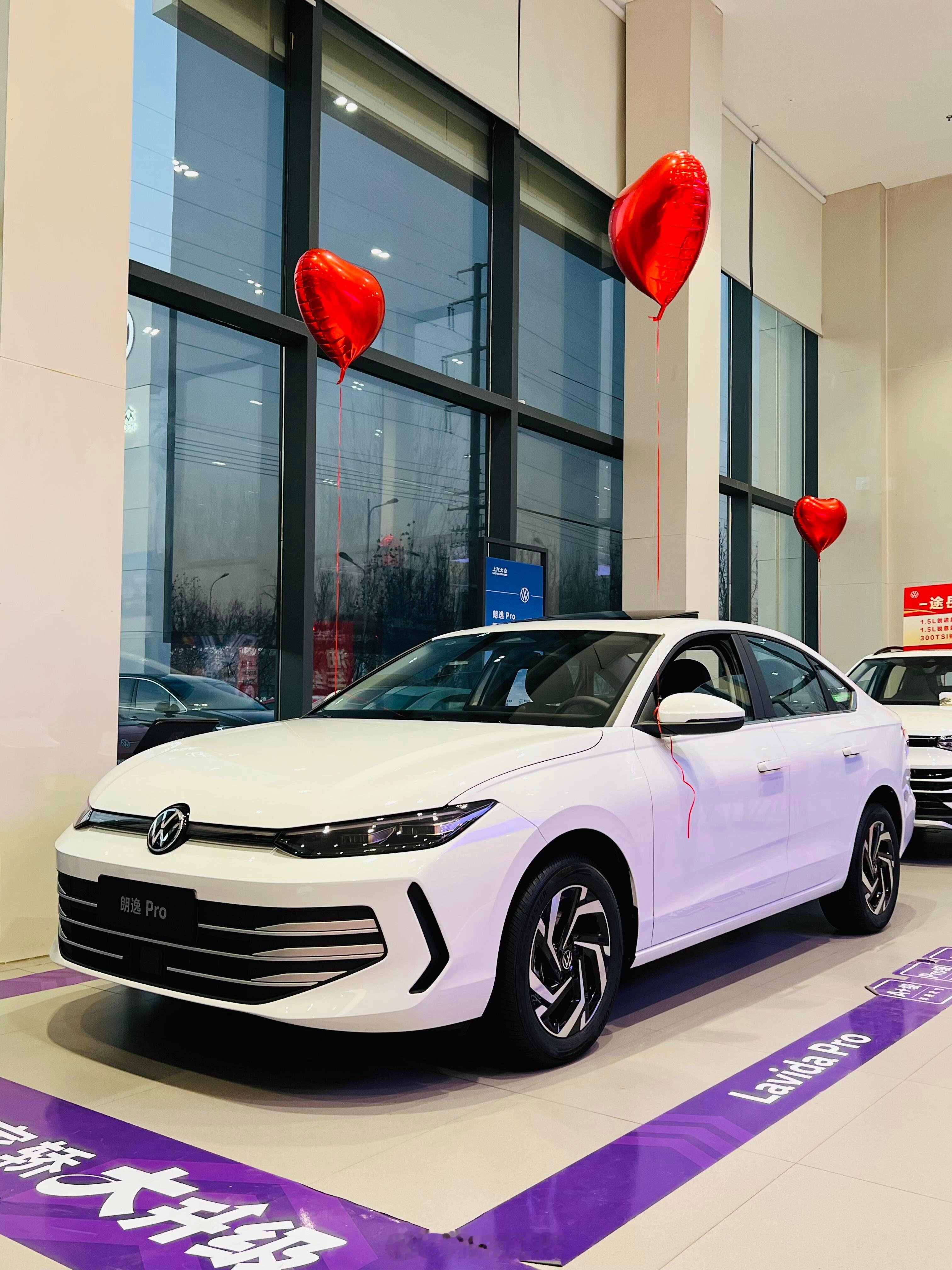 朗逸这车真是省心典范，油耗低保养便宜，家用代步挑不出啥毛病，靠谱就完了。 