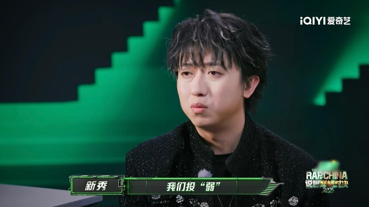 人缘好的坏处来了 弹壳吃瓜吃到自己身上，懵懵闯祸不自知，新秀AThree表情笑晕