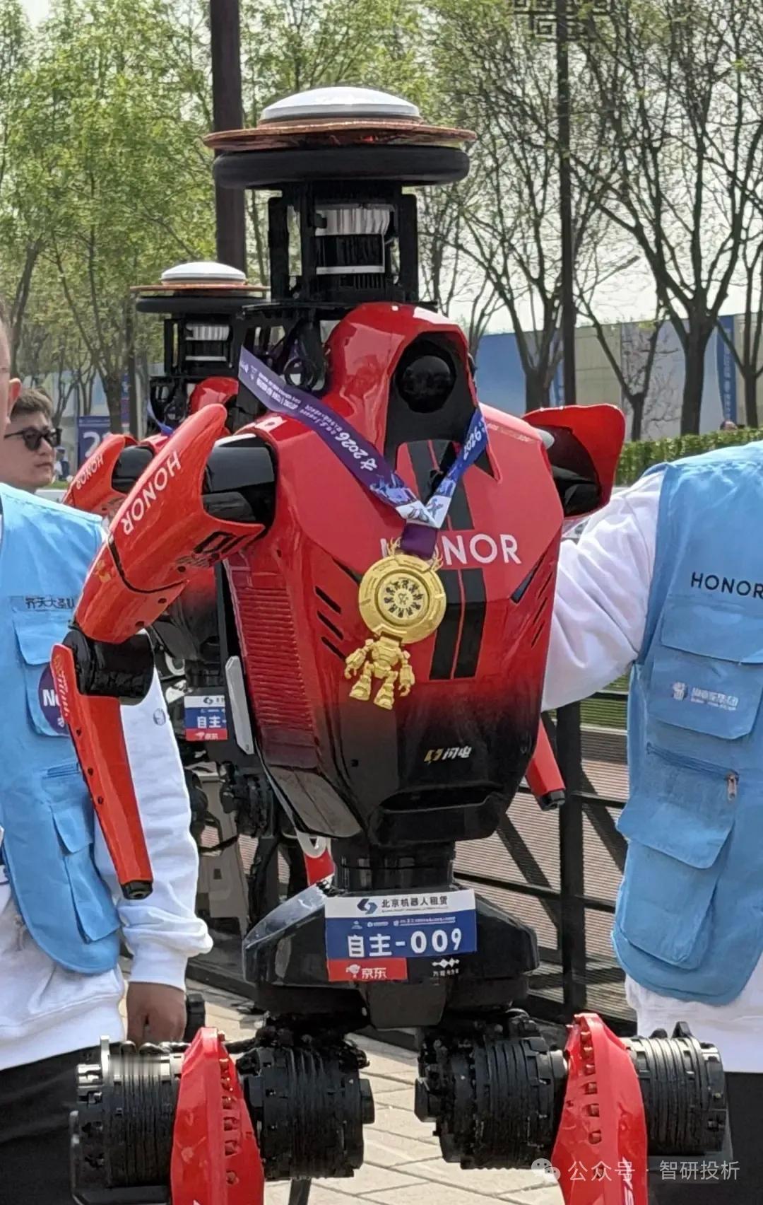 荣耀机器人深度绑定7家核心合作商，全产业链支撑量产落地
 
荣耀机器人斩获人形机