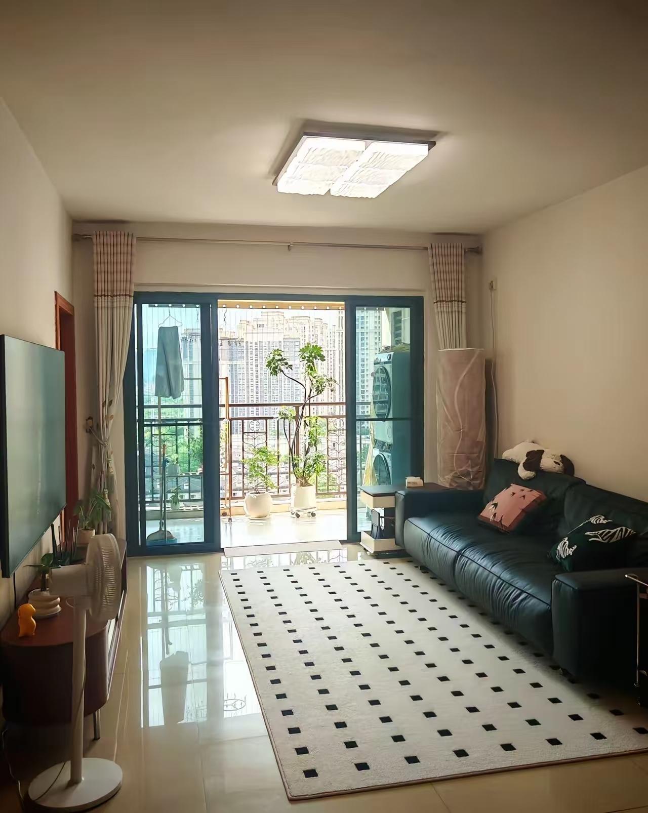 表弟前一段时间花60万在老家买了套二手房，原来的业主搬走时留下了一堆东西，床、沙