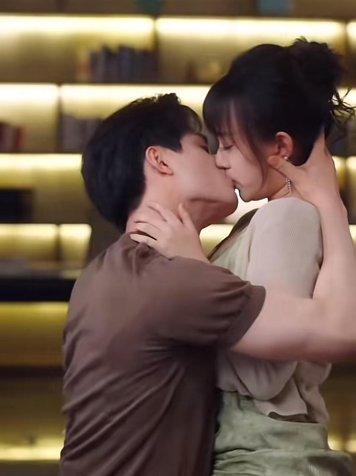 从“吻戏天花板”到“演技囚笼”，王皓祯只差一步。
算法疯狂推送他的吻戏合集，标签