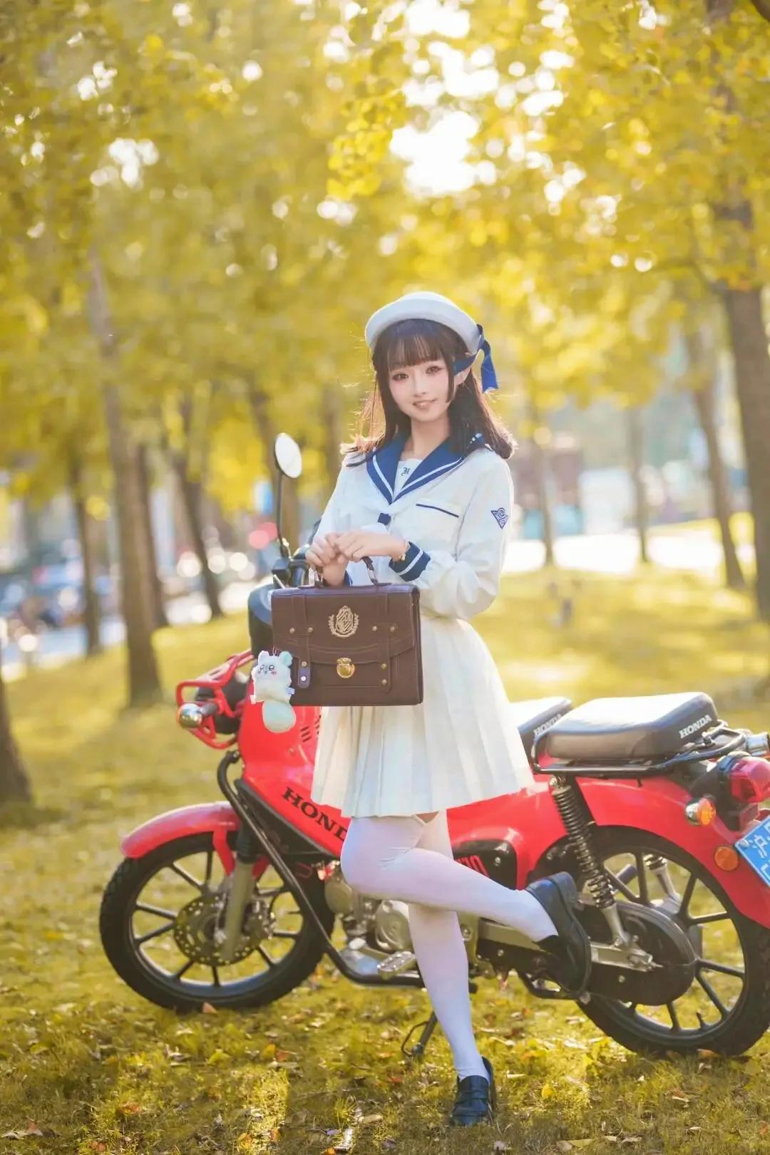 秋日校园风，少女与摩托的浪漫邂逅🍂🏍️拍同~摩托女人 野骑约拍 骑行美照 骑