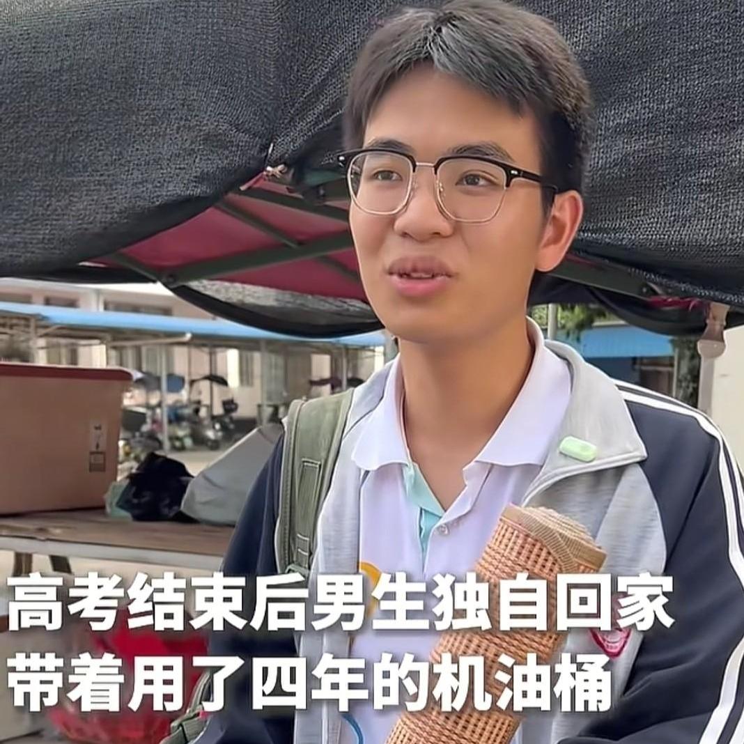 高考散场反差一幕！少年拎四年旧机油桶独自离校，看完心生感慨
 
广西灌阳二中高考