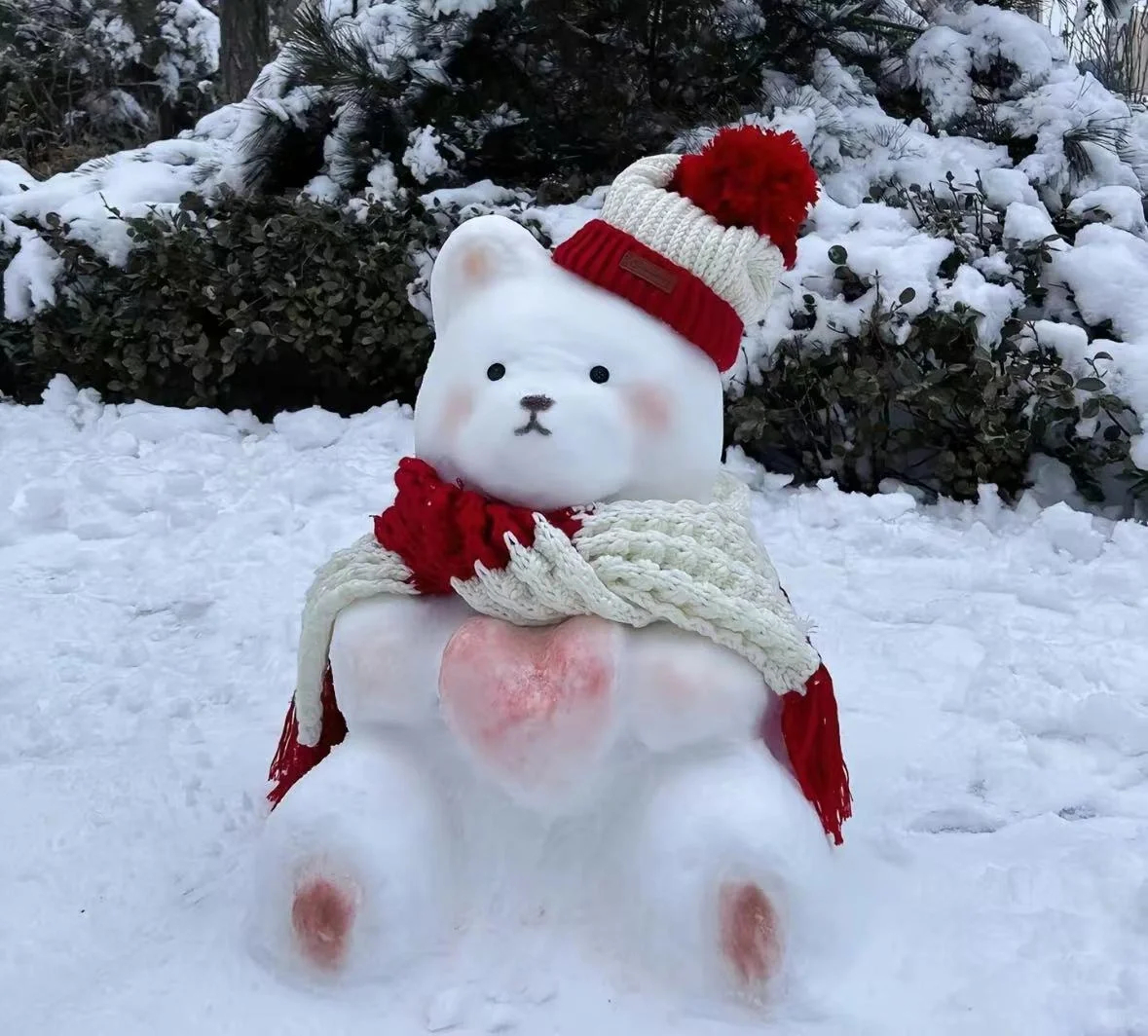 艾特你最心灵手巧的朋友给你堆雪人~ #小孩哥夹雪熊哄大学生忙成流水线# ​​​