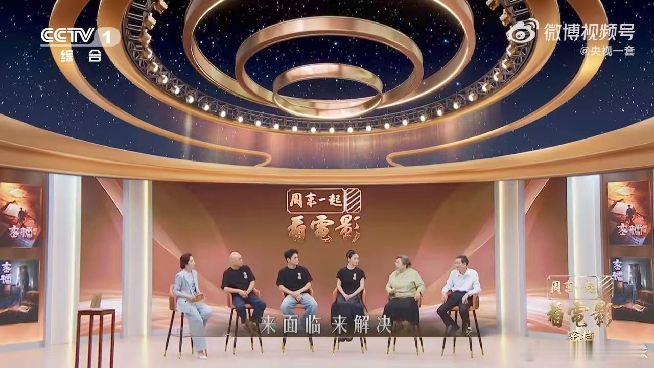 石库门里藏着无声的坚守他们用一家不圆换万家团圆周末一起看电影 石库门弄堂之下，藏
