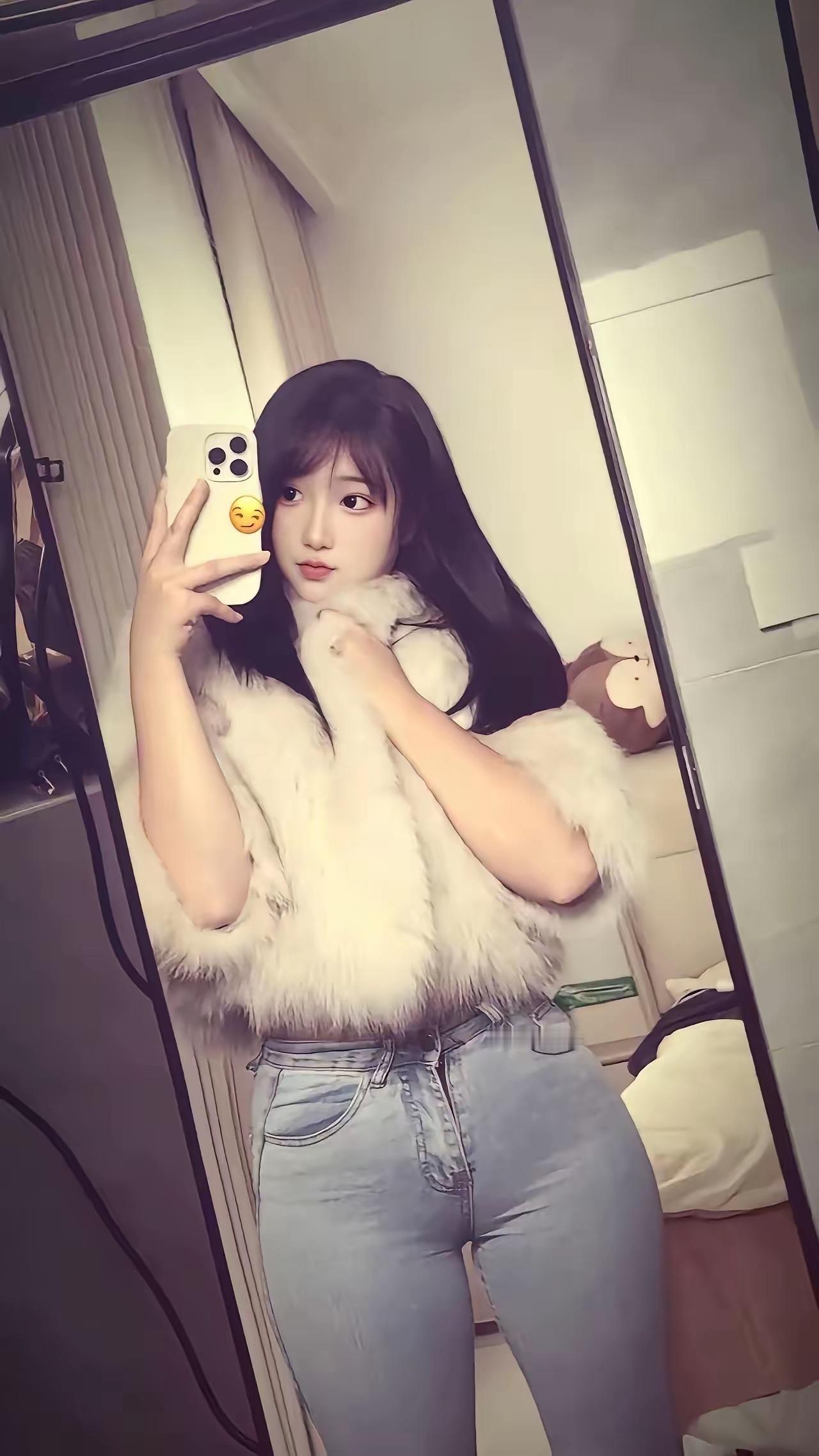 “这张照片完美诠释了什么叫‘纯欲天花板’。上半身在说‘我是高贵的小狐狸’，下半身