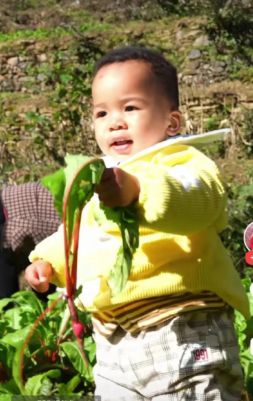 这小孩皮肤真白，黑人跟任何肤色的人，生的小孩，都是黑色皮肤。
这个小孩竟然一点都