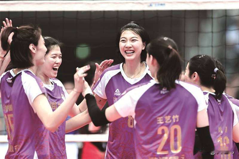 天津女排充分展现实力！
2023-2024中国女排超级联赛，2024年1月30日