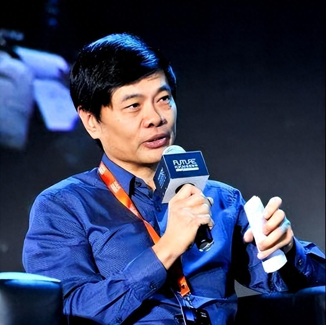 2004年，亿万富翁丁健对妻子说：“给你一个亿，离婚吧，我爱上别人了”，可妻子抱
