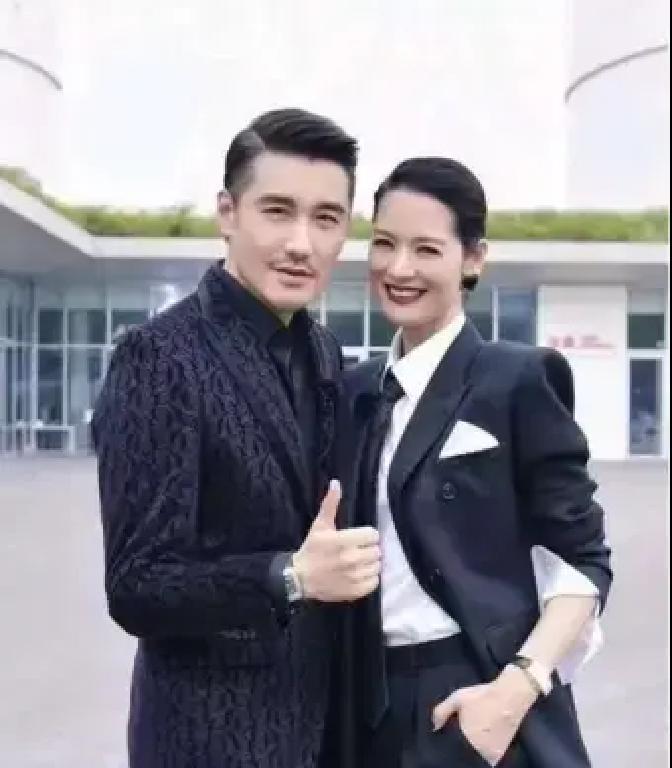 胡兵在伦敦时装周压轴走秀，54岁穿一身黑西装腰板笔直，镜头拉近脸都没崩。

外媒