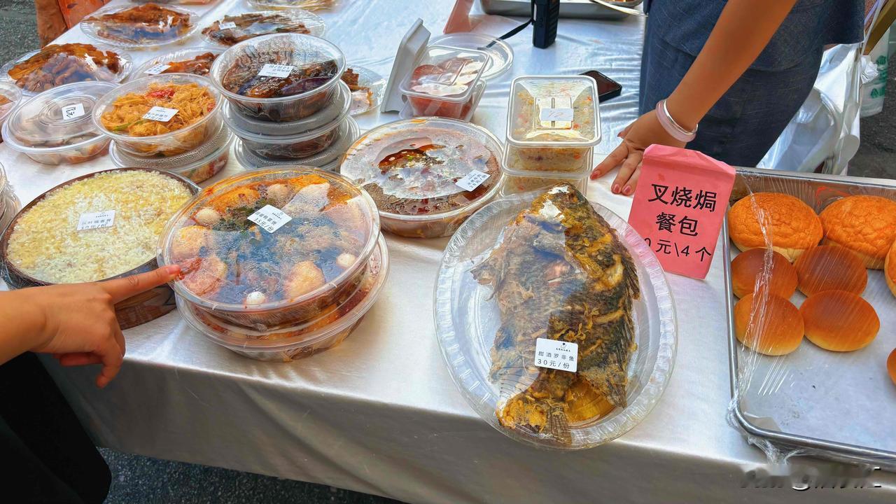 南宁肥仔饭店外摆熟食小摊，一份酸菜扣肉卖35元，你们觉得贵吗？之前火出圈的酒店熟