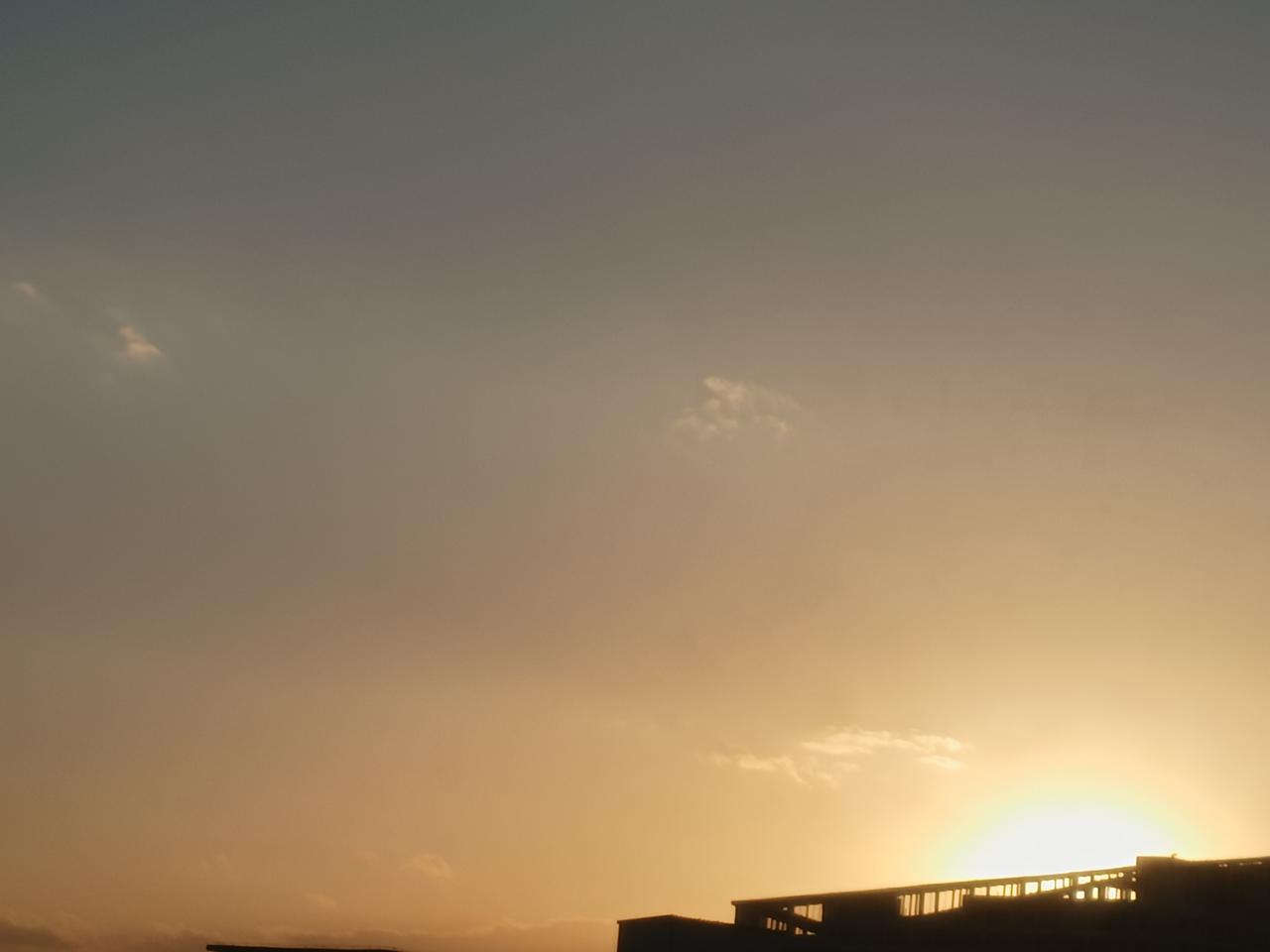 夕阳西沉，霞光漫过楼宇。
古往今来，有人叹“夕阳无限好，只是近黄昏”，有人吟“夕