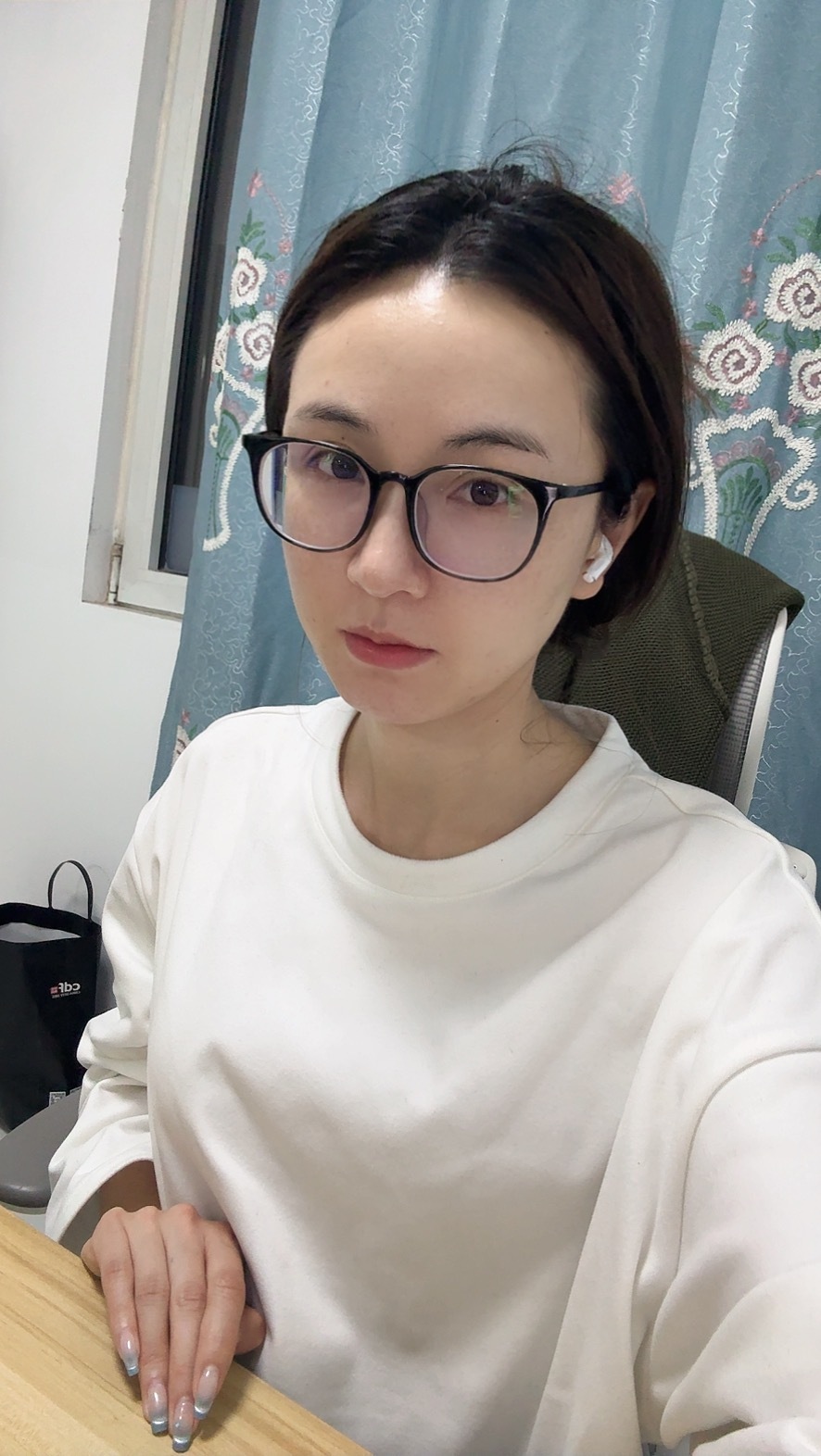 “为什么这两天没发自拍”宝子们，4天没洗头了在工作室干视频呢 