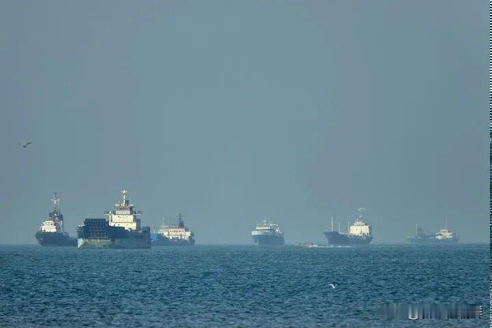 韩国货船霍尔木兹海峡发生不明原因发生爆炸并起火；特朗普指责伊朗方面袭击韩国民用商