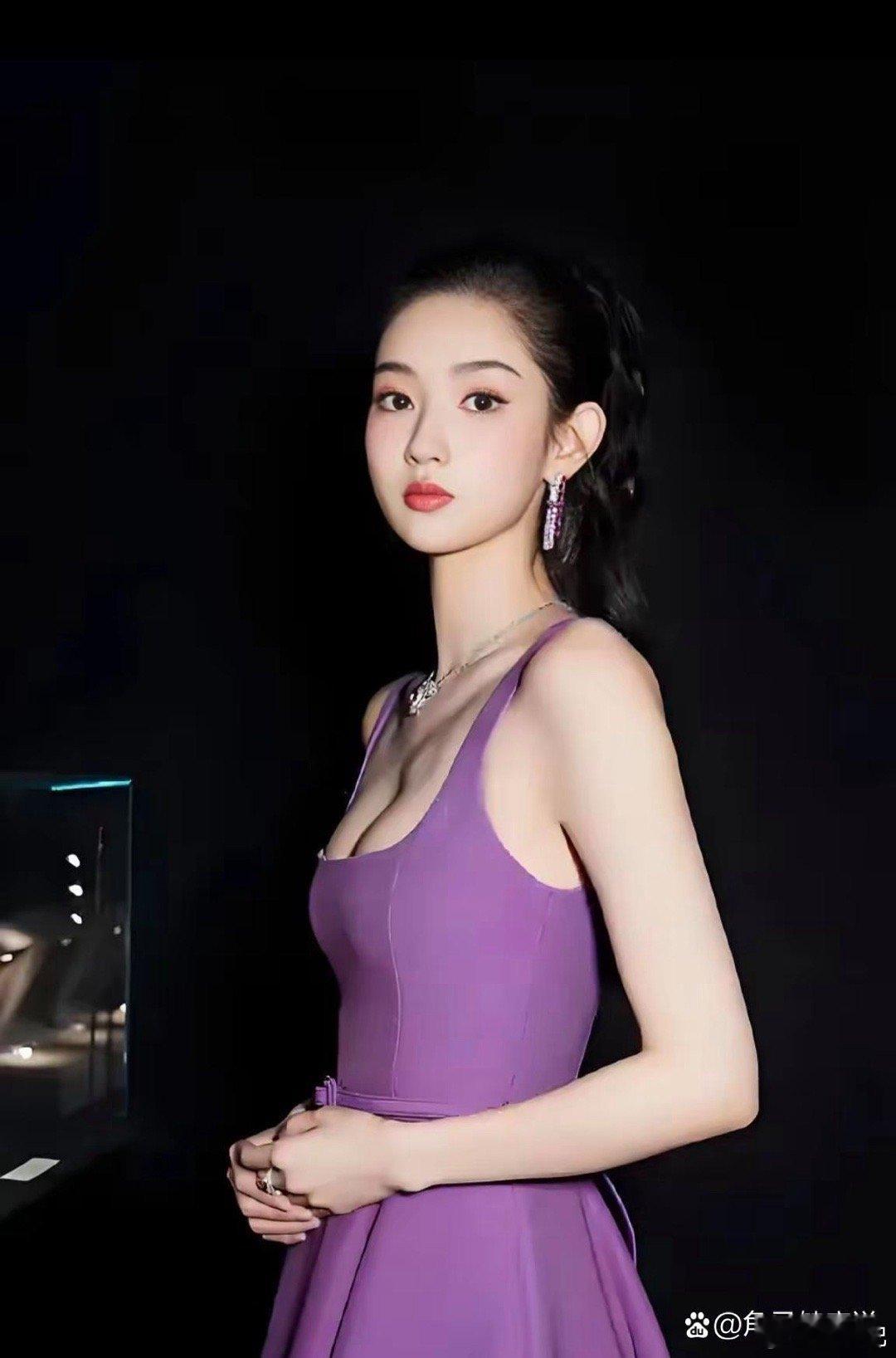 王玉雯长相甜美，给人一种初恋的感觉，就像邻家女孩一样清新自然 