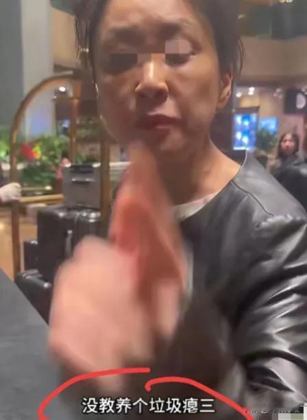 上海。
女子在酒店健身，发现孩子不见了她低声叫了三声，旁边带耳机的黑衣女子过来骂