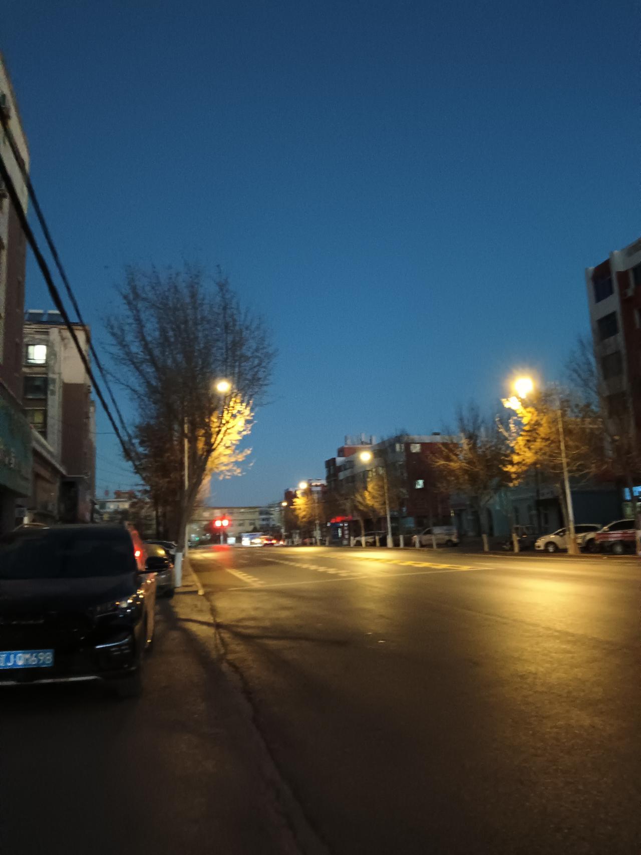 孩子有自己的感受和想法，不能强求其立刻理解母亲。自己生的你狠抛弃了，还有啥说的。