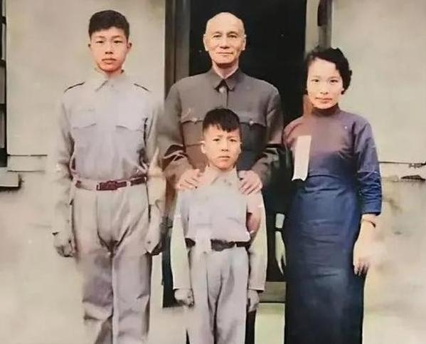 1953年，蒋介石得知戴笠的儿子戴藏宜被枪毙后，命令毛人凤把戴笠的后人接到了台湾