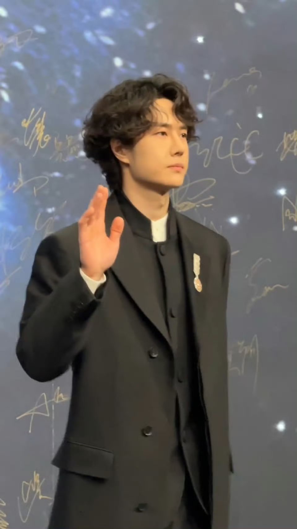 王一博 中山装确实帅啊，穿中山装更帅了微博之夜