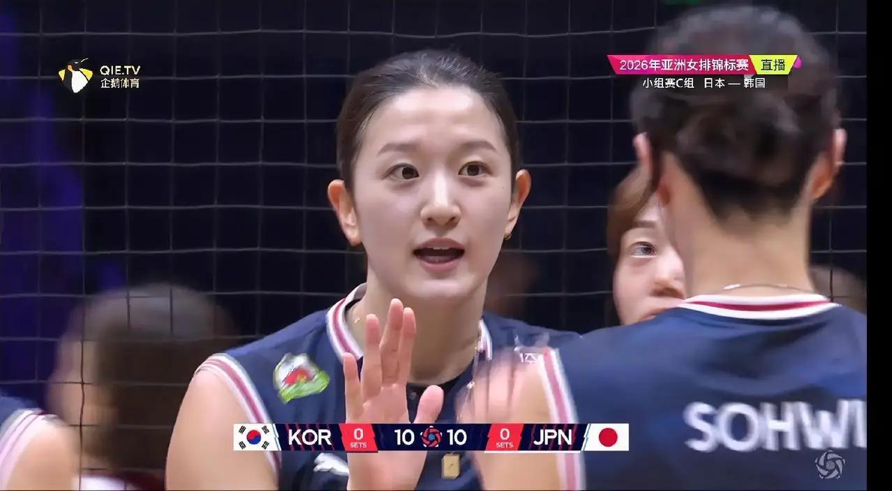 日韩大战又发现一美女，韩国队12号圈粉！大家说说韩国女排12号李多晛是不是颜值与