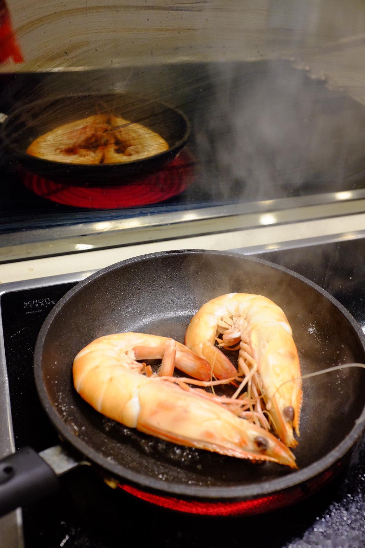 晚餐就两只大虾🦐买的烧鸭吃了几块，本来想买贵妃鸡，眨眼的功夫最后一只被人买走了