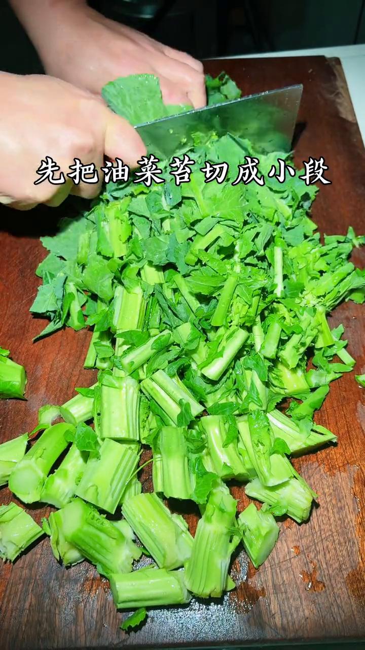 油菜苔。
油菜苔也能炒着吃，很多人都不知道，比红菜苔还嫩。
·先把油菜苔切成小段