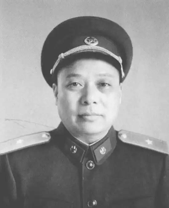 中央警卫团是1953年成立的，担任首任团长的，正是深受主席信任的张耀祠。张耀祠1