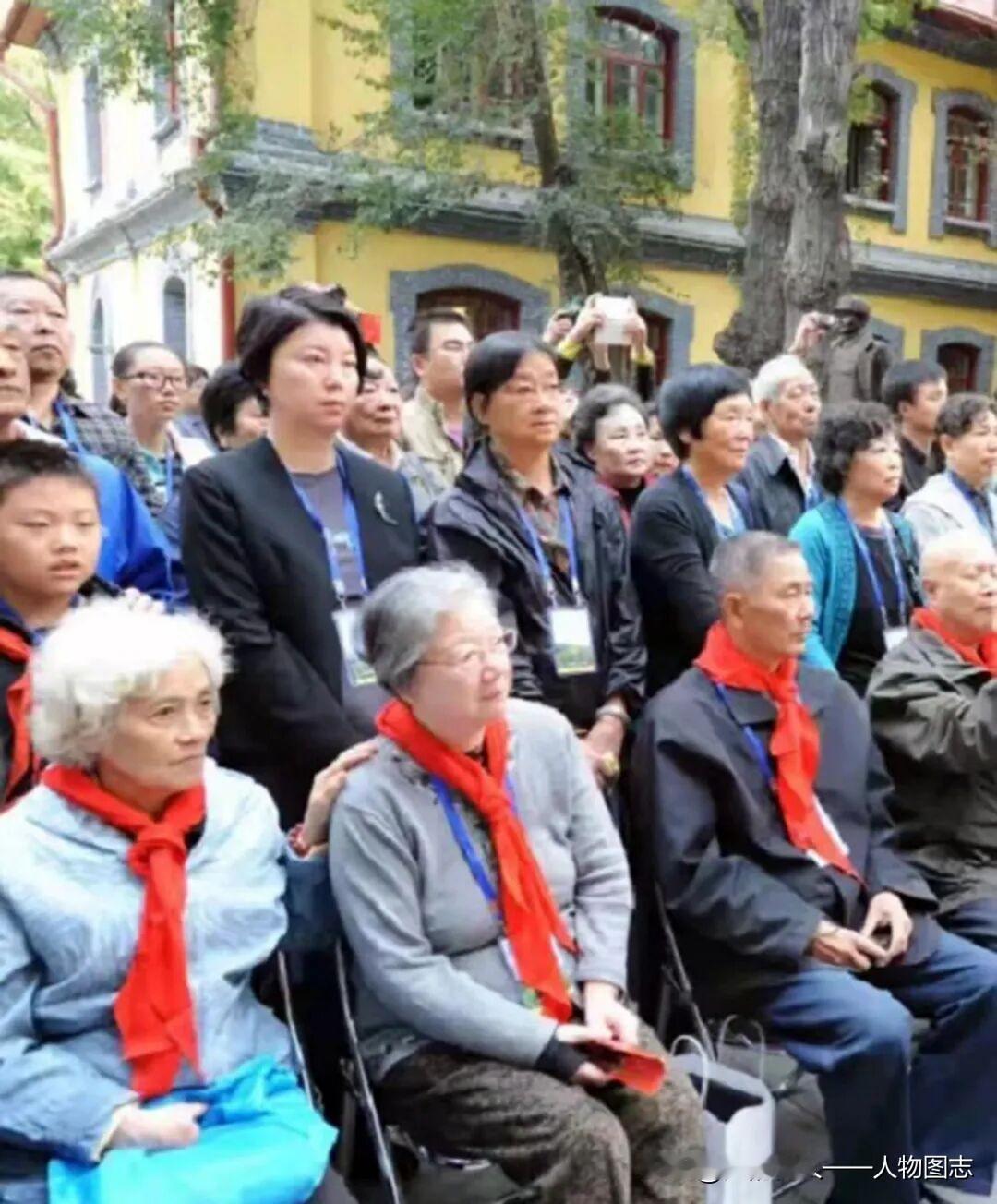 2013年9月，吴茂林堂弟吴廷君（前排坐者左三）赴新疆乌鲁木齐参加纪念陈潭秋、毛