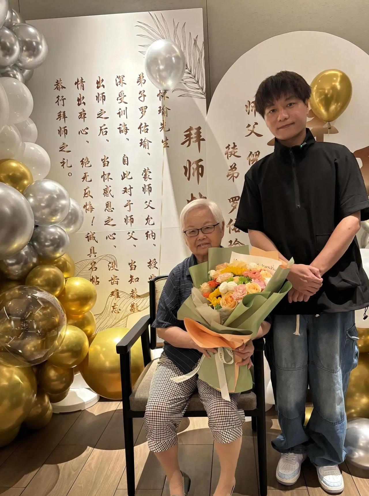 84岁外婆又添一位评弹入室弟子，昆曲演员转行而来，天赋好形象佳。

84岁评弹名