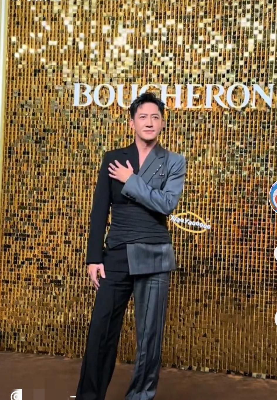 王阳的这身衣服引发热议，有人说挺帅个人让衣服给霍霍了，太不适合王阳的气质了，应该