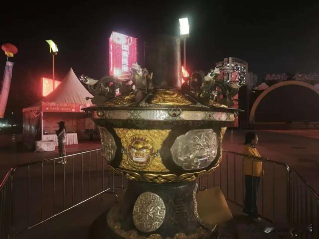 西宁惊现“巨无霸”暖锅！千人免费涮火锅，网友：这锅能泡澡了！

今日中午，西宁市